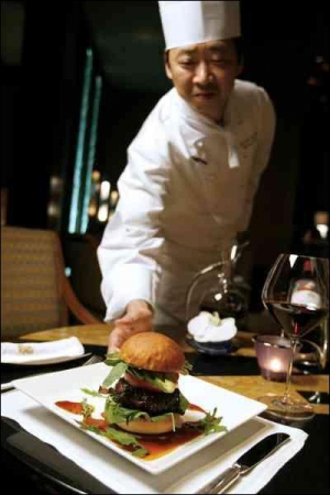 Шеф-кухар ресторану ”Ріц-Карлтон” у японському місті Токіо Кіонарі Аракі подає гамбургер з яловичини за 112 доларів. Ця булочка з начинкою удвічі дорожча, ніж фірмовий гамбургер ресторану, й більш як у 40 разів — ніж страва в Макдональдзі