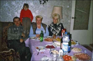 Дільничний Іван Кирик із донькою та дружиною Галиною (коротко стрижена) святкує свій день народження у своєму домі, в Жовкві Львівської області