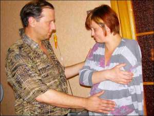 Предприниматель Андрей Булах из Кременчуга на Полтавщине утешает жену Татьяну Вакуленко. Супруги переживают, чтобы потеря руки не помешала родам. В середине июля Татьяна должна рожать