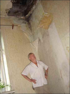 Полтавчанин Александр Пшеничный показывает обваленный потолок в своей квартире в центре города. На чердаке стояло корыто, в которое с дырявой крыши стекала вода
