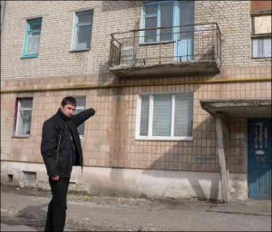 Каменщик Олег Рыбачук показывает балкон собственной квартиры-малосемейки в общежитии по улице Грушевского в Ковеле Волынской области. В этом доме он прожил всю свою жизнь
