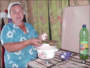 Лидия Паращенко из села Тишки Лубенского района Полтавской области готовит мазь от ожогов из масла, воска и яиц. Все ингредиенты должны быть свежими. Женщина говорит, что лекарство может месяц стоять в погребе или в холодильнике на нижней полке