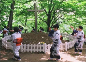 Жінки японського селища Шинго проводять церемонію з традиційними танцями навколо місця, де за переказами похоронений Ісус Христос. Відвідати могилу Месії щороку приїздять 40 тисяч туристів