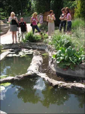 Заступник директора Кременецького ботанічного саду Антоніна Ліснійчук (у центрі) розповідає відвідувачам про альпійську гірку, на якій ростуть невибагливі рослини