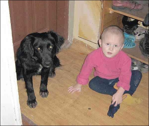 2-летний Дениска Рыжий в коридоре Жовтанецкого детского дома Каменко-Бужского района Львовской области увидел собаку. Мальчик сразу стал начетвереньки, начал обнимать и целовать пса, а потом от радости заскулил