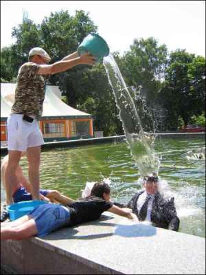 Валерий Жаботинский выливает ведро воды на выпускника Полтавского технического университета Станислава Бражника