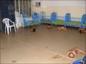 Во время патрулирования центра Багдада американские военные нашли в сиротинце более двух десятков замореных голодом детей