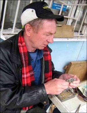 Іван Петренко з Черкас бере за ремонт годинників удвічі менше, ніж інші майстри