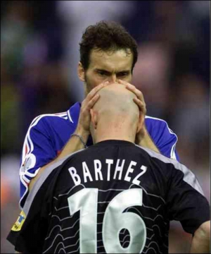 Защитник футбольной сборной Франции Лоран Блан перед каждым матчем Кубка мира—1998 целовал лысую маковку своего вратаря Фабьена Бартеза