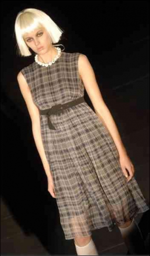 Платье киевского дизайнера Светланы Тегин из колеции весна–лето–2007. Вся ее одежда — черно-белая. К нему модели надевали черные, белые и серебряные аксессуары