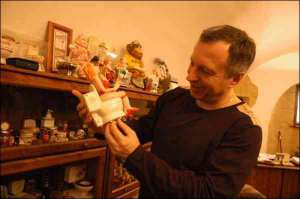 Гумова лялька на унітазі в руках Миколи Богданенка розмовляє по мобільному телефону. Іграшка — звукова, на батарейках