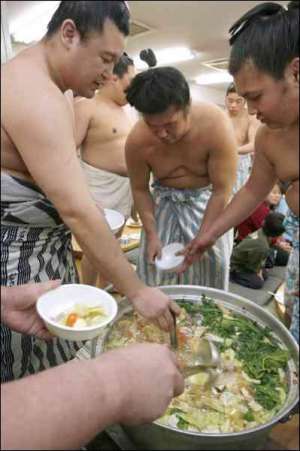 Борцы сумо в японском Токио собираются есть традиционный суп чанко-набе. Он густой и очень калориен. Блюдо готовят с обжаренной свининой, рыбой, картофелем, соевым сыром и овощами. Но на турнирах чанко-набе варят только из курицы, потому что есть мясо жив