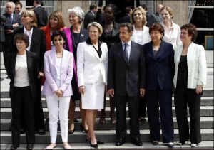 Французький президент Ніколя Саркозі фотографується з жіночою половиною новообраного кабінету міністрів. Зліва направо: нижній ряд — Факела Амара (заступник міністра житлобудівництва), Рашида Даті (міністр юстиції), Мішель Аліот-Марі (міністр оборони), Ні