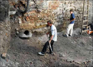 У Львові у дворі кафе ”Княжий келих” робітники проводять підготовчі роботи перед археологічними розкопками 