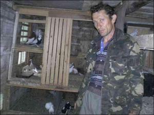 Василий Макар показывает птицепарк на своем дворе в селе Колочава Межгорного района Закарпатской области. За птицами к нему приезжают изо всей Украины