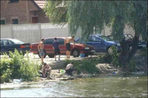 Ежедневно на Святошинском озере моют несколько десятков машин. Водители, которые не хотят платить за автомойки, заверяют, что не загрязняют озеро
