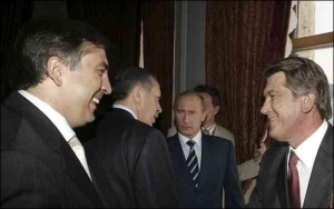 Президент Украины Виктор Ющенко здоровается с президентом Грузии Михаилом Саакашвили. Сзади за ними наблюдает президент России Владимир Путин