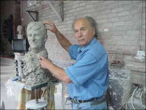 Микола Шматько у своїй луганській майстерні показує глиняну голову Біла ґейтса. На флорентійське бієнале він повезе таку, але зроблену із мармуру