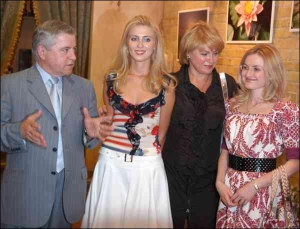 Міністр економіки Анатолій Кінах з дружиною Мариною Кінах і доньками Зоєю (в центрі) та Наталею (ліворуч). Обидві — діти Марини від першого шлюбу з Миколою Чаусовим