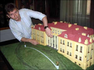 Евгений Малиновский показывает собственноручно изготовленный макет дворца князей Любомирских в Ровенском областном краеведческом музее