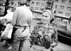 Галина Владыка из города Кагарлык ежедневно продает на Лукьяновском рынке Киева по 10 килограммов малины. Полулитровый стакан стоит 5 гривен. У нее есть постоянные покупатели. По ягоду приходят в условленное время