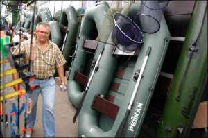 На столичном рынке ”Рыбалка” возле станции метро Днепр по большей части продают надувные лодки украинских производителей — ”Колибри”, ”Шкипер”, ”Спортбот”, ”Пеликан”, ”Хариус”. Самая дешевая лодка из полихлорвинила стоит 1100 гривен. Резиновую, типа ”Лиси