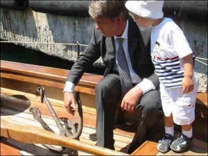 На чайку ”Спас” Виктор Ющенко пришел с сыном Тарасом. Окружение президента ожидало его на берегу