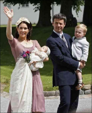 Данська принцеса Мері та принц Фредерік із дітьми — 10-місячною Марґрете і 2-річним Крістіаном на церемонії хрещення маленької Марґрете у церкві заміської резиденції королівської родини, біля палацу Фреденсборґ
