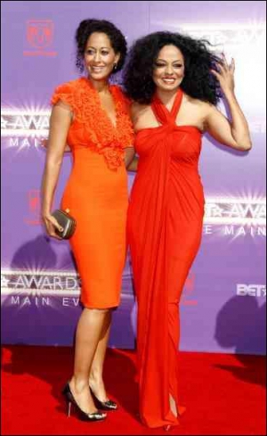 63-річна співачка Даяна Росс (праворуч) прибула на вручення нагород від ”Чорного розважального телебачення” із 34-річною донькою Трейсі