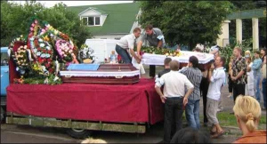 Труни з Лізою Арного й Іваном Поповим кладуть у кузов бортового ГАЗу. Похоронні процесії обох родин зустрілися біля стадіону ”Юність” у Смілі на Черкащині