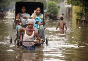 У затоплених провінціях Індії їздити машинами неможливо. Працюють лише рикші
