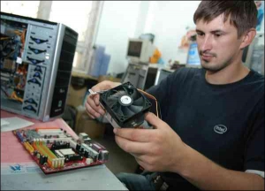 Валерий Лукаш из фирмы ”Диавест-компьютерный мир” устанавливает куллер на новый компьютер в цехе, где собирают технику