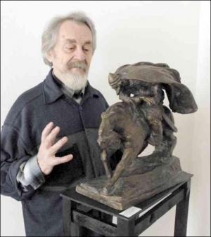 Ростислав Синько біля скульптури Кавалерідзе, на якій зображений Федір Шаляпін у ролі Івана Грозного