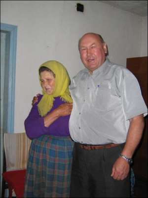 Сельский голова обнимает Александру Давиденко. Женщина — староверка, потому для газеты отказалась фотографироваться. Ей сказали, что это — фото на память