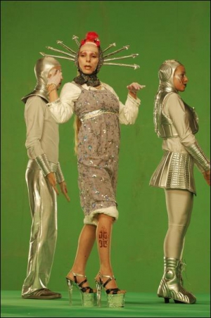 Жанна Агузарова в роли марсианки на съемках мюзикла ”Звездные каникулы” на киевской киностудии ”Укртелефильм” летом 2006 года