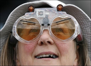 Из-за дождливой погоды зрители на теннисные матчи надевают очки с ”дворниками” 
