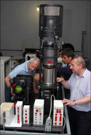 Старший научный сотрудник 47-летний Ярослав Ладыка (справа) и главный конструктор отдела Александр Лотоцкий, 62 года, в оптической лаборатории ”КОНЕКСа” проверяют оборудование. Такое же установлено на украинско-египетском спутнике