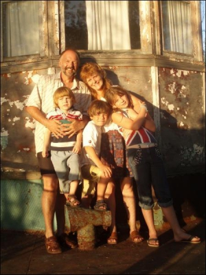 Перед поїздкою на відпочинок до Англії Андрій Курков із дружиною Елізабет і дітьми (зліва направо) Антоном, Тео і Габріелою відпочивали на базі яхтсменів біля Київського моря
