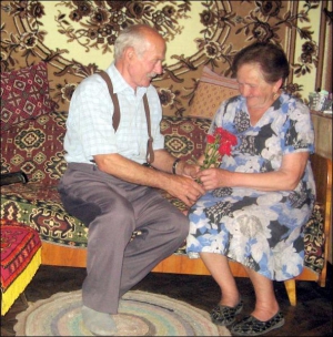 До того як побратися, Іванна Просіцька допомагала Володимирові Плетеницькому на городі