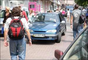 В большинстве европейских столиц центральные улицы — пешеходные. В Киеве же автомобили оккупировали не только проезжую часть, но и тротуары