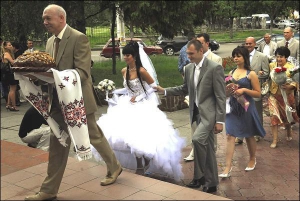 Марина та Павло Шульги заходять до столичного Лівобережного РАЦСу. На реєстрацію шлюбу вони мають 20 хвилин
