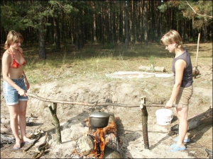 Вікторія Лебедєва (ліворуч) з подругою Ніною варять вечерю. Готувати річкових мідій дівчата із Новгорода-Сіверського, що на Чернігівщині, наважилися в останній день відпочинку на Десні
