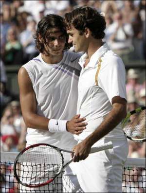 Роджер Федерер (справа) принимает поздравление с победой от Рафаэля Надаля