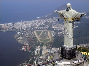 Статуя Христа Спасителя в Ріо-де-Жанейро увійшла до списку нових семи чудес світу. П’ять років тому активісти організації ”Ґрінпіс” використали її, щоб розвісити свій плакат