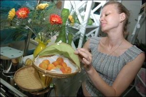 Консультант магазина ”Шафер Шоп” Елена говорит, что такие тарелки незаменимы в летнюю пору — на фрукты не будут садиться пчелы и мухи