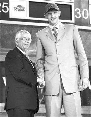 Олексій Печеров (праворуч) та комісар НБА Девід Стерн під час минулорічного драфту НБА у Вашинґтоні