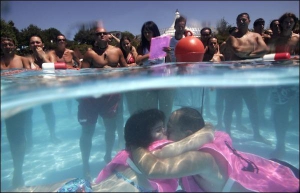 Участники конкурса подводных поцелуев в итальянском курортном городе Рицционе знакомились прямо перед погружением