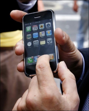 Журналіст американського часопису ”Ньюсвік” Стівен Леві тримає ”iPhone” фірми ”Apple” на прес-конференції. За кілька днів новинка надійшла у продаж