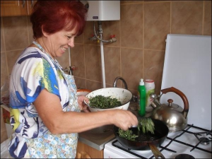 Львів’янка Раїса Савицька готує салат з лободи і кропиви
