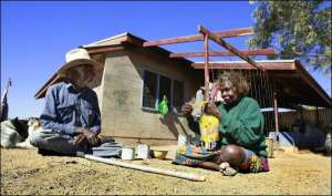 Коренной житель Австралии Дерил Аллен с женой около своего дома в городе Элис Спрингс